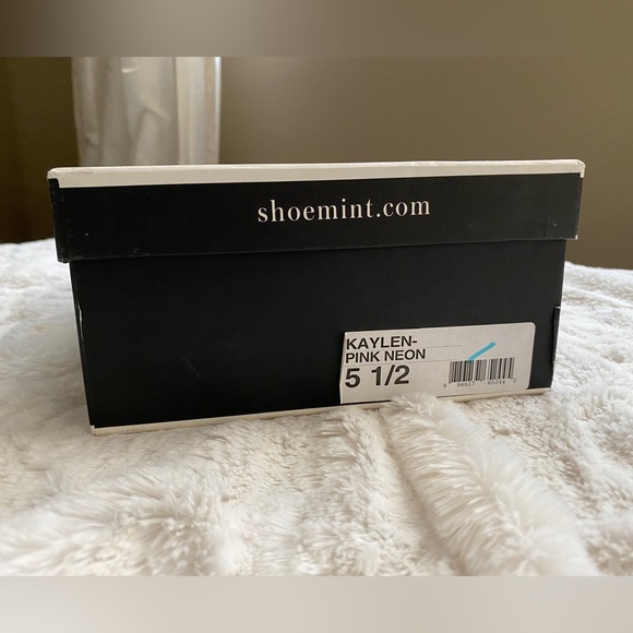 Neon Pink Shoemint Pumps - Picture 2 of 11